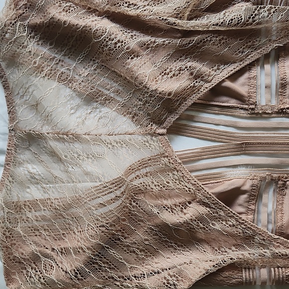 New With No Tags- SEXY Lulu's Tan Lace Bodysuit M - Picture 7 of 8